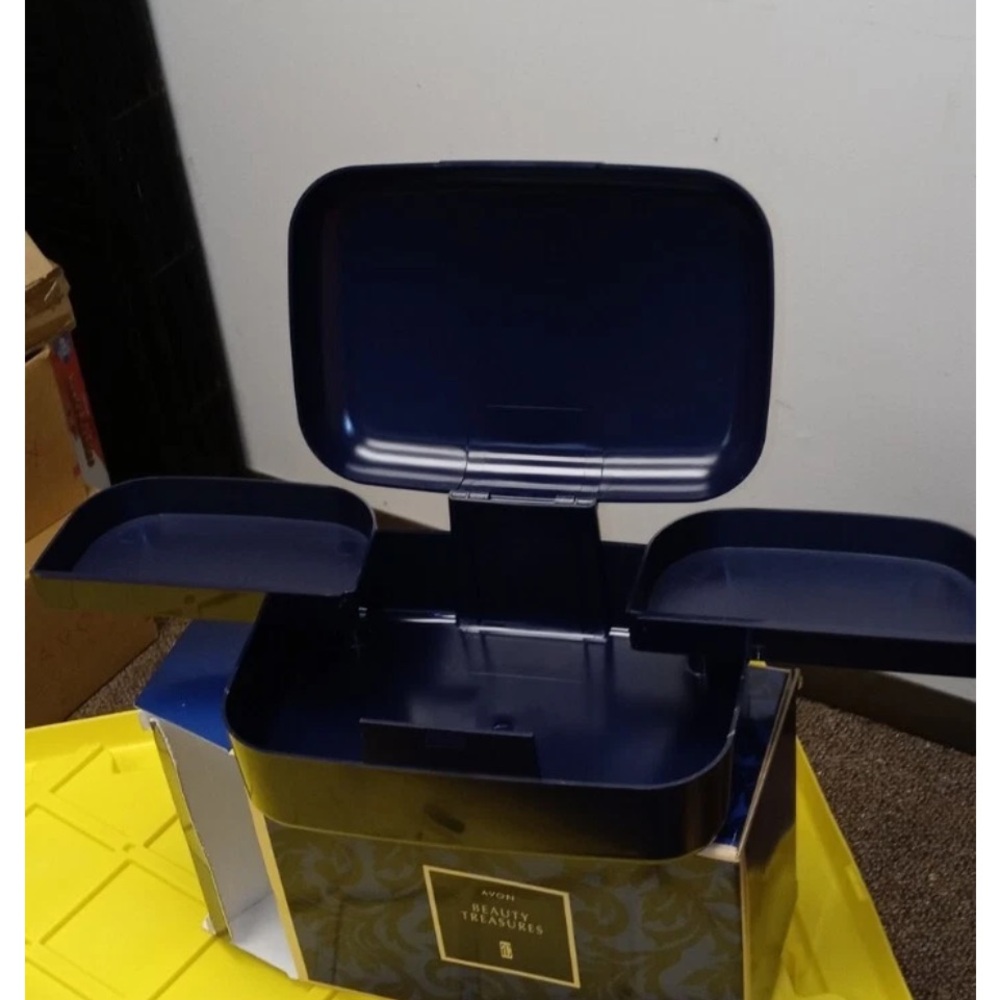 Avon Beauty Treasures Box - Picture 2 of 4